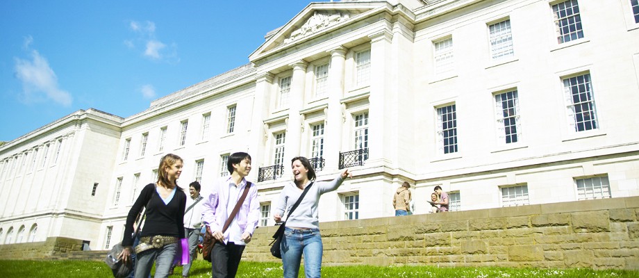 Students walking outside Trent Building