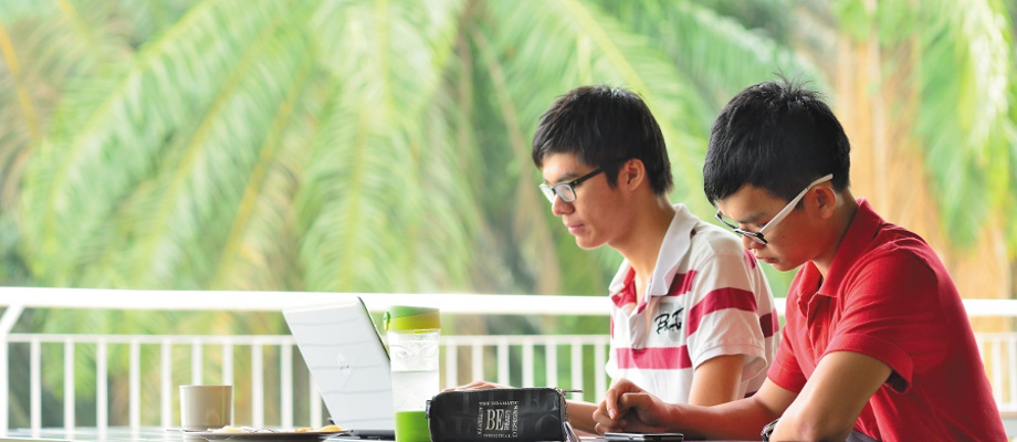 Two male undergraduate students studying at the Student Association, Malaysia Campus 920x400